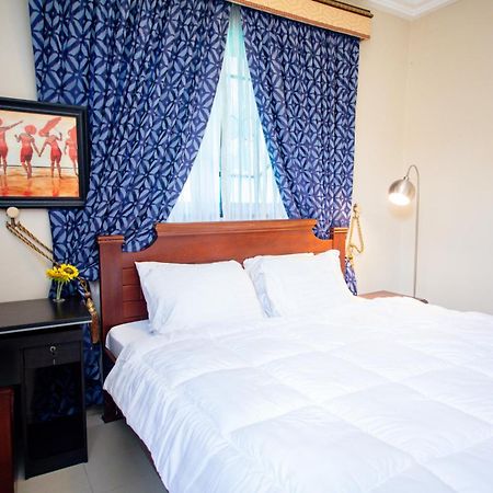 Aduk Guest House Airport City Аккра Экстерьер фото